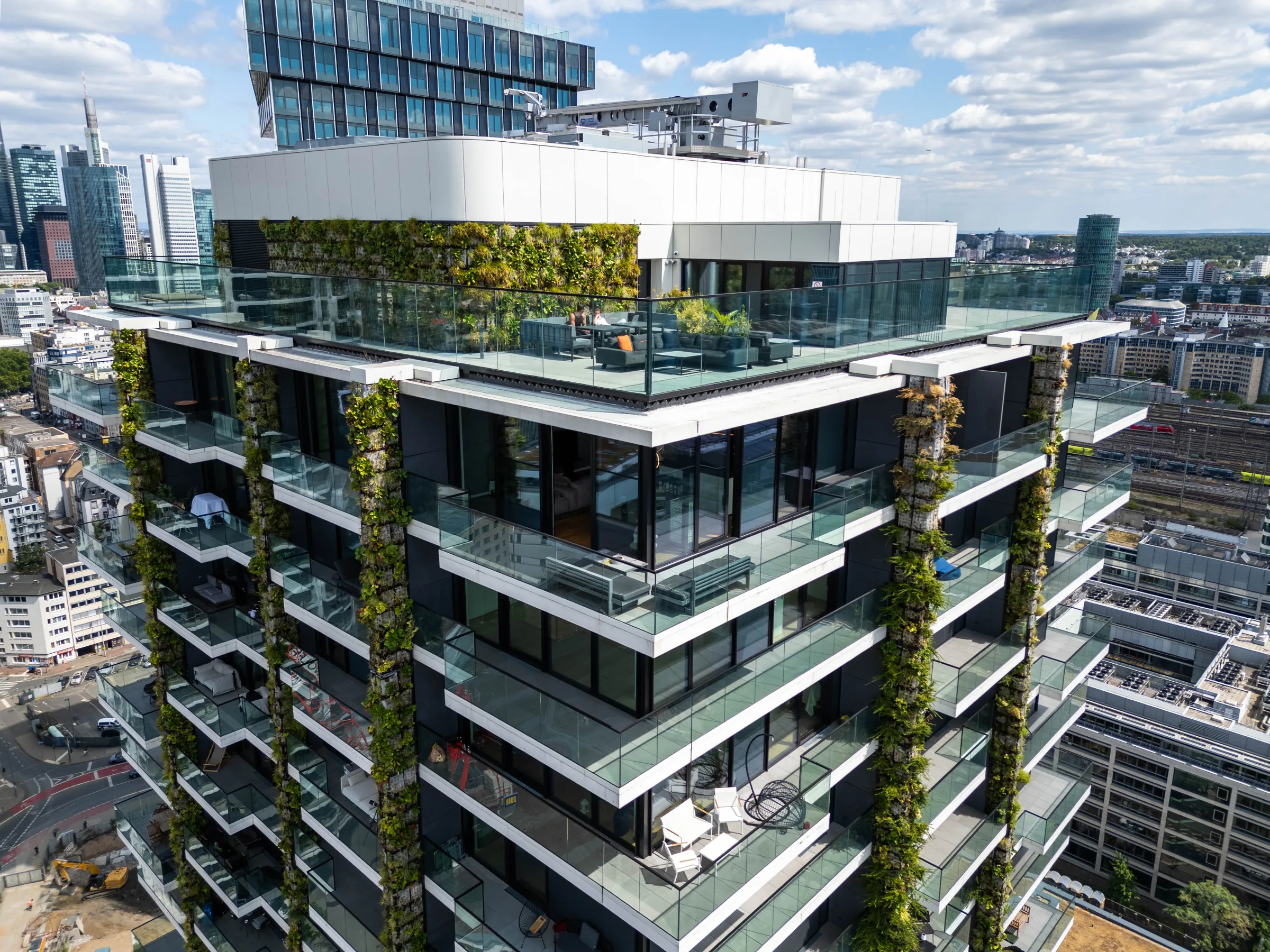 Corner apartment with skyline views in the EDEN Tower