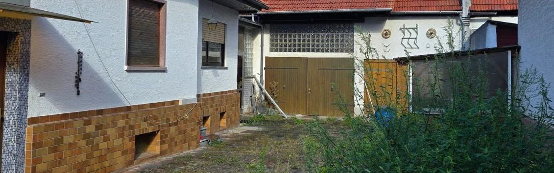 Hof mit Nebengebäude – Sanierungsobjekt in Trebur-Geinsheim