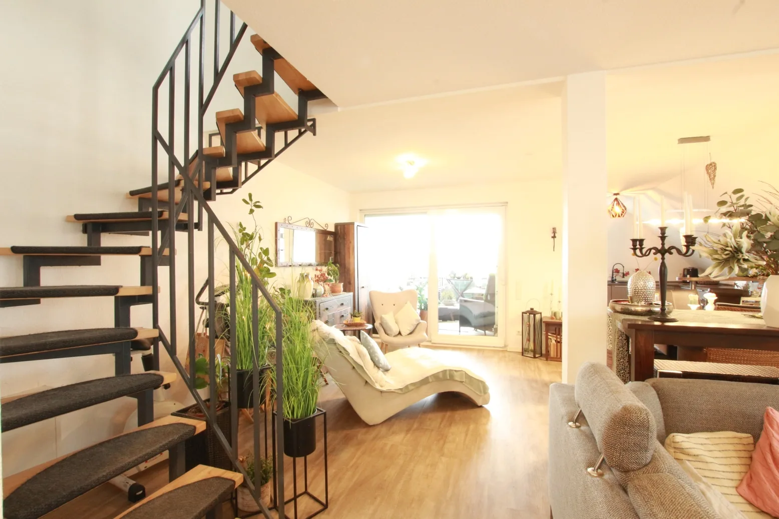 Offener Wohnbereich mit Treppe zur zweiten Ebene